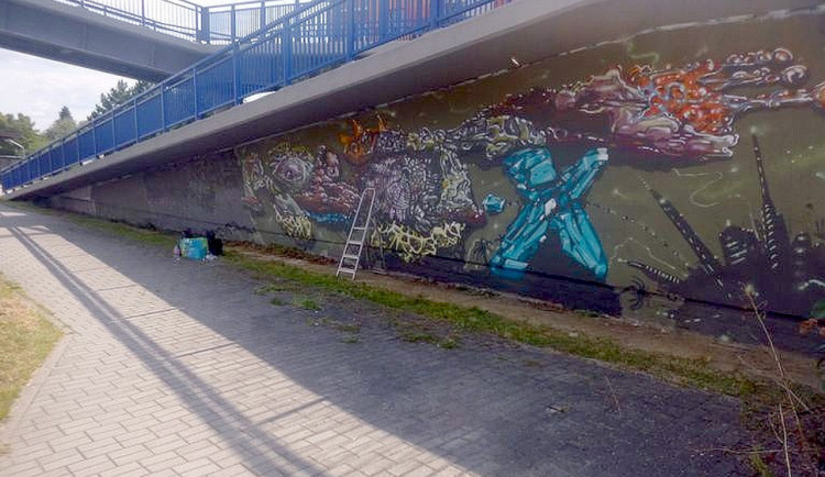 Šestatřicetiletý muž byl hlídkou městské policie přištižen na českobudějovickém nadchodu pro pěší nad Strakonickou ulicí při vytváření graffiti.