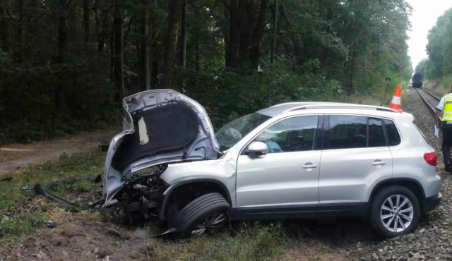 U Třeboně se srazil vlak s autem. Řidiče převezli do budějcké nemocnice