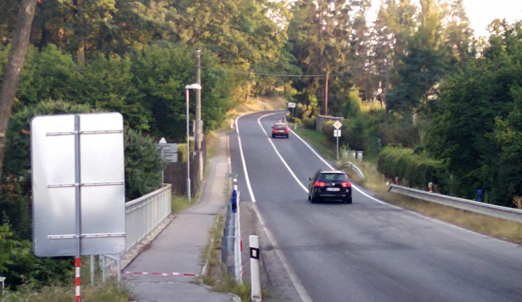 Silnice do Strážkovic je už opravená a průjezdná