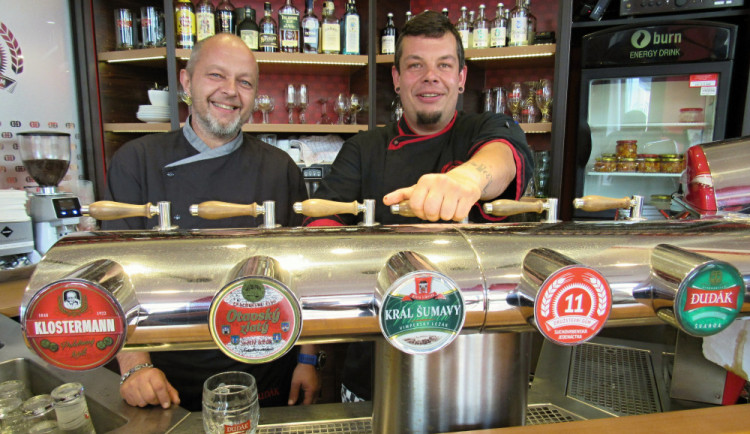 Českobudějovickou restauraci Družstevní dům vedou kamarádi Miroslav Beran (vlevo) a David Ondriš (vpravo).