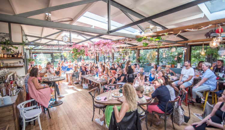 Do Křesla pro hosty v českobudějovické restauraci Paluba usedne herec, moderátor a bavič Petr Nárožný.