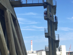 Vstup do chladící věže je patnáct metrů nad zemi