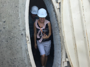 Návštěvníci při výstupu z chladicí věže