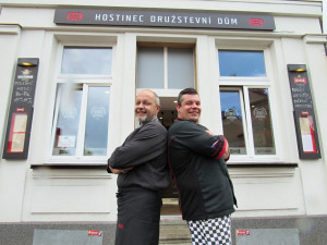 Českobudějovickou restauraci Družstevní dům vedou kamarádi Miroslav Beran (vlevo) a David Ondriš (vpravo).