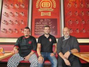 Českobudějovickou restauraci Družstevní dům vedou kamarádi Miroslav Beran (vpravo) a David Ondriš (vlevo). Uprostřed je obchodní zástupce strakonického pivovaru DUDÁK Jan Vondráček.