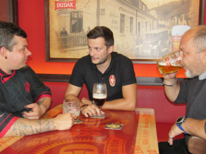 Českobudějovickou restauraci Družstevní dům vedou kamarádi Miroslav Beran (vpravo) a David Ondriš (vlevo). Uprostřed je obchodní zástupce strakonického pivovaru DUDÁK Jan Vondráček.
