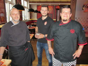 Českobudějovickou restauraci Družstevní dům vedou kamarádi Miroslav Beran (vlevo) a David Ondriš (vpravo). Uprostřed je obchodní zástupce strakonického pivovaru DUDÁK Jan Vondráček.