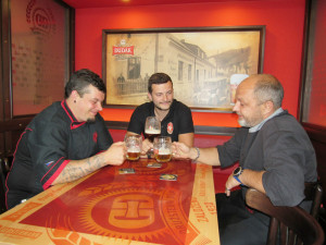 Českobudějovickou restauraci Družstevní dům vedou kamarádi Miroslav Beran (vpravo) a David Ondriš (vlevo). Uprostřed je obchodní zástupce strakonického pivovaru DUDÁK Jan Vondráček.