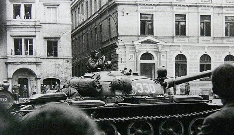 Těžká vojenská technika dorazila 22. srpna 1968 do Českého Krumlova úzkou Horní ulicí.
