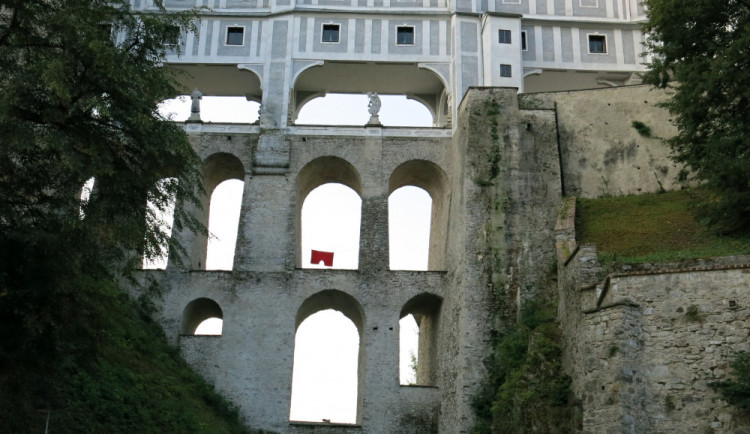 V oblouku českokrumlovského státního hradu a zámku visely obří červené trenýrky