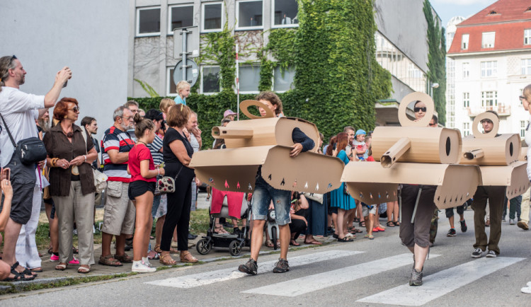Vzpomínka na srpen 1968 v Českých Budějovicích - Jsme s vámi, buďte s námi.