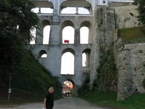 V oblouku českokrumlovského státního hradu a zámku visely obří rudé trenýrky.