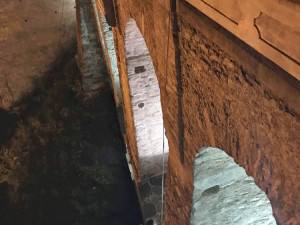 V oblouku českokrumlovského státního hradu a zámku visely obří rudé trenýrky.