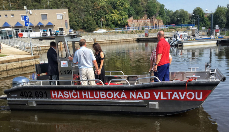 Hlubočtí dobrovolní hasiči dostali nový zásahový člun