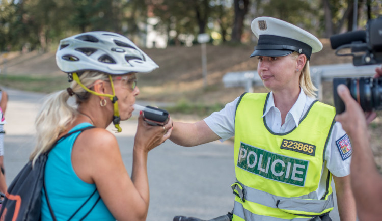 VIDEO/FOTO: Policisté si posvítili na cyklisty