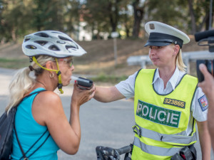 VIDEO/FOTO: Policisté si posvítili na cyklisty