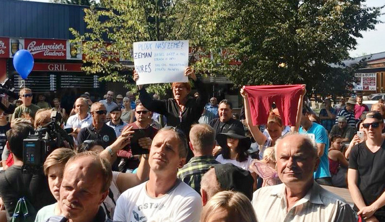 Proti prezidentovi Zemanovi protestovalo při zahájení budějcké Země živitelky několik lidí.