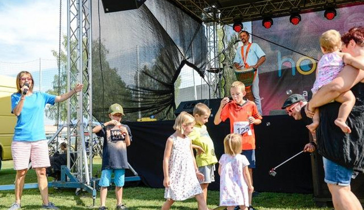 Šestý ročník obnoveného charitativního a multižánrového festivalu Houpačka se povedl na výbornou.