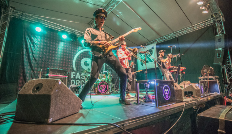 Před budějckým klubem K2 Fast Food Orchestra roztančili snad každého.