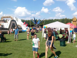 Šestý ročník obnoveného charitativního a multižánrového festivalu Houpačka se povedl na výbornou.