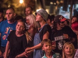 Před budějckým klubem K2 Fast Food Orchestra roztančili snad každého.