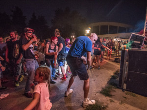 Před budějckým klubem K2 Fast Food Orchestra roztančili snad každého.