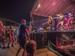 Před budějckým klubem K2 Fast Food Orchestra roztančili snad každého.