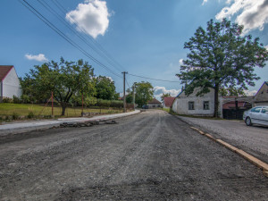 Oprava silnice ve Lhoticích u Lišova.