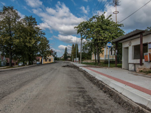 Oprava silnice ve Lhoticích u Lišova.