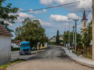 Oprava silnice ve Lhoticích u Lišova.