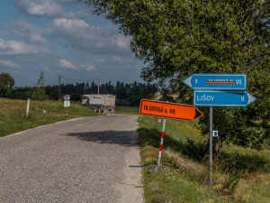 Oprava silnice ve Lhoticích u Lišova.