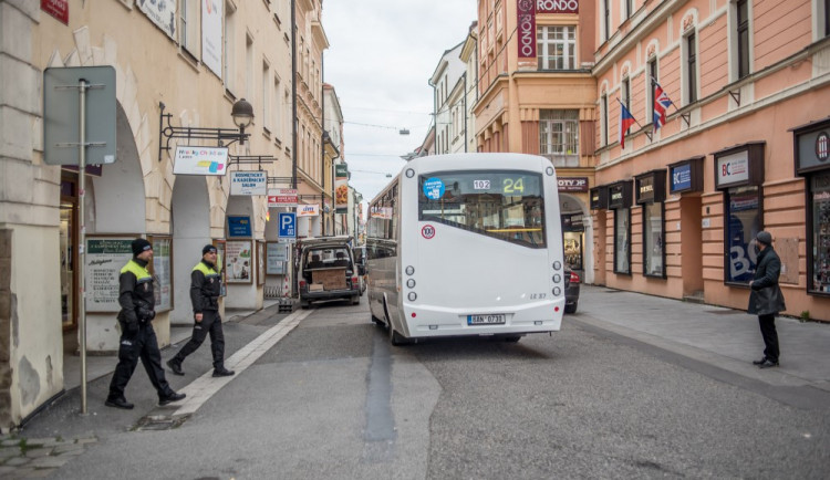 Diskutovaná autobusová městská linka 24 v Budějcích končí