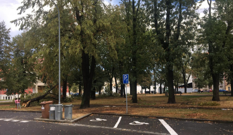 Průtrž mračen doprovázená silnějším větrem se prohnala dnes odpoledne Českými Budějovicemi.