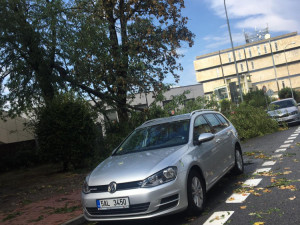 Průtrž mračen doprovázená silnějším větrem se prohnala dnes odpoledne Českými Budějovicemi.