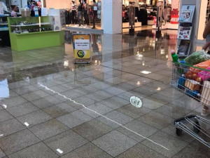 Průtrž mračen doprovázená silnějším větrem se prohnala dnes odpoledne Českými Budějovicemi.