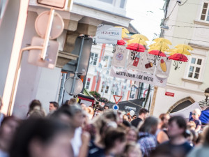 Deštníky v Krajinské budou v barvách české trikolóry, říká produkční festivalu Město lidem, lidé městu