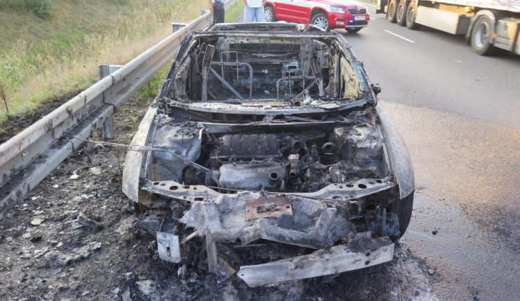 U Písku hořelo auto. Škoda se vyšplhala na dvě stě tisíc korun