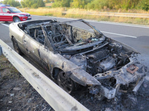 U Písku hořelo auto. Škoda se vyšplhala na dvě stě tisíc korun