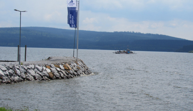 Vodní záchranáři chtějí ze dna lipenského jezera vyzvednout sochu ze zaniklé Dolní Vltavice