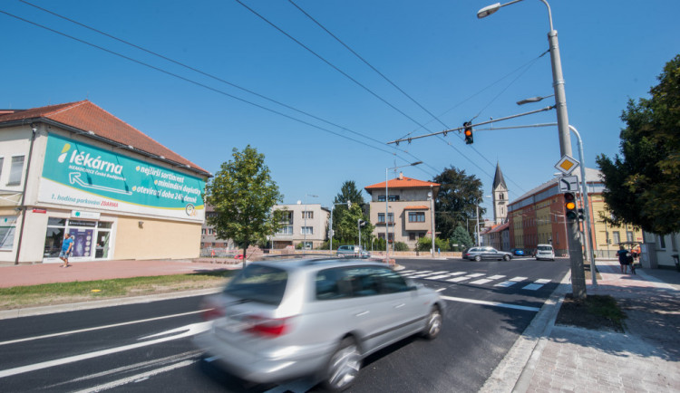 Opravená křižovatka ulici B. Němcové a L. B. Schneidera v Českých Budějovicích.