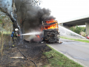 Přímo v Písku shořel štěpkovač za sedm milionů korun.