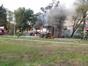 Přímo v Písku shořel štěpkovač za sedm milionů korun.
