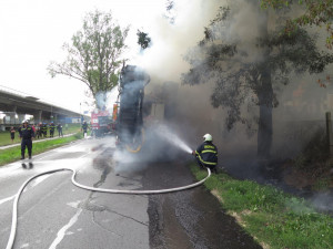 Přímo v Písku shořel štěpkovač za sedm milionů korun.