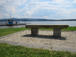 Další artefakty, které v průběhu let vyzdvihli potapěči zpět na břeh. Provozovatel zdejšího přívozu René Wippern tu z vlastních nákladů vytvořil dětské hřiště a také místo odpočinku, rozjímání a klidu.