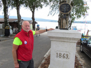 Nedaleko přívozu v Dolní Vltavici stojí od roku 2003 misijní kříž vylovený potápěči vodní záchranné služby pod vedením Milana Bukáčka (na snímku.)