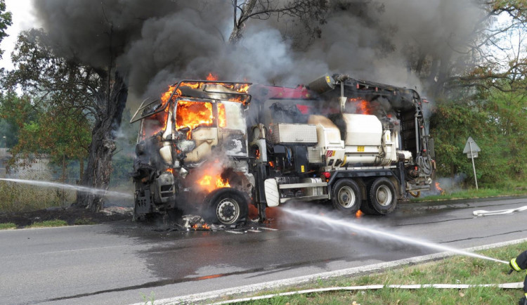 Přímo v Písku shořel štěpkovač za sedm milionů korun.
