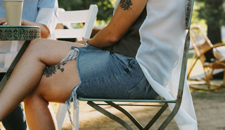 Přešitá pánská košile a recyklovaná sukně.