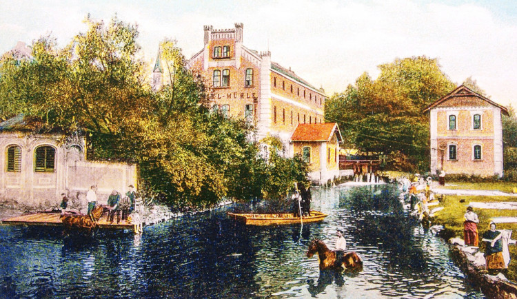 Mlýnská stoka, dříve Mlýnsky potok, proti proudu na Senovážném náměstí.