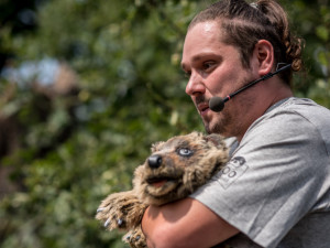 Děti před samotným křtem pobavil kejklíř.