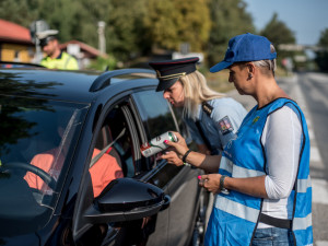 Policisté střízlivým řidičům rozdávali nealko pivo.